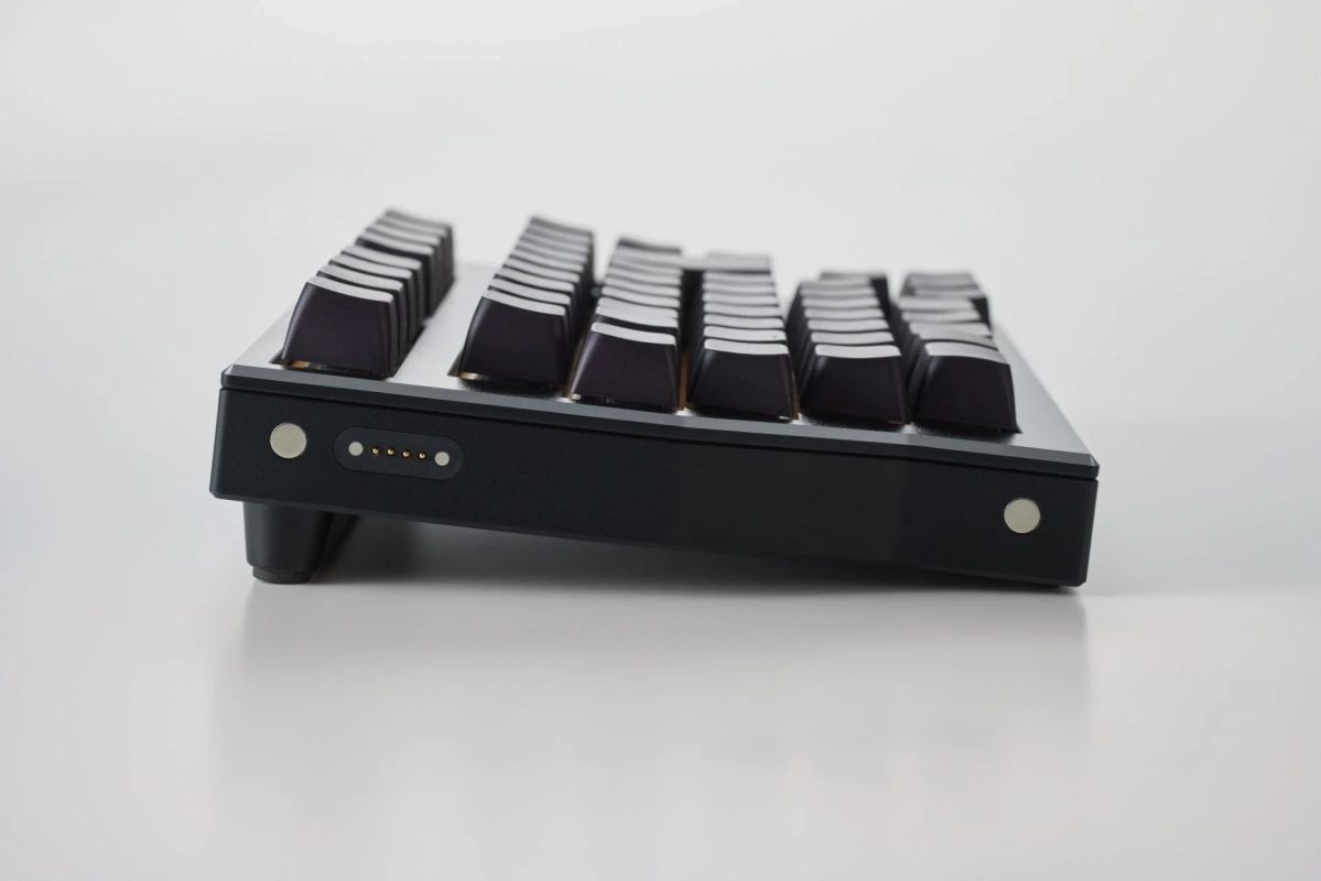 側面ポートと充電機構