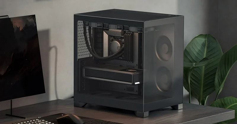 モダンなデスクに置かれた黒いPCケース