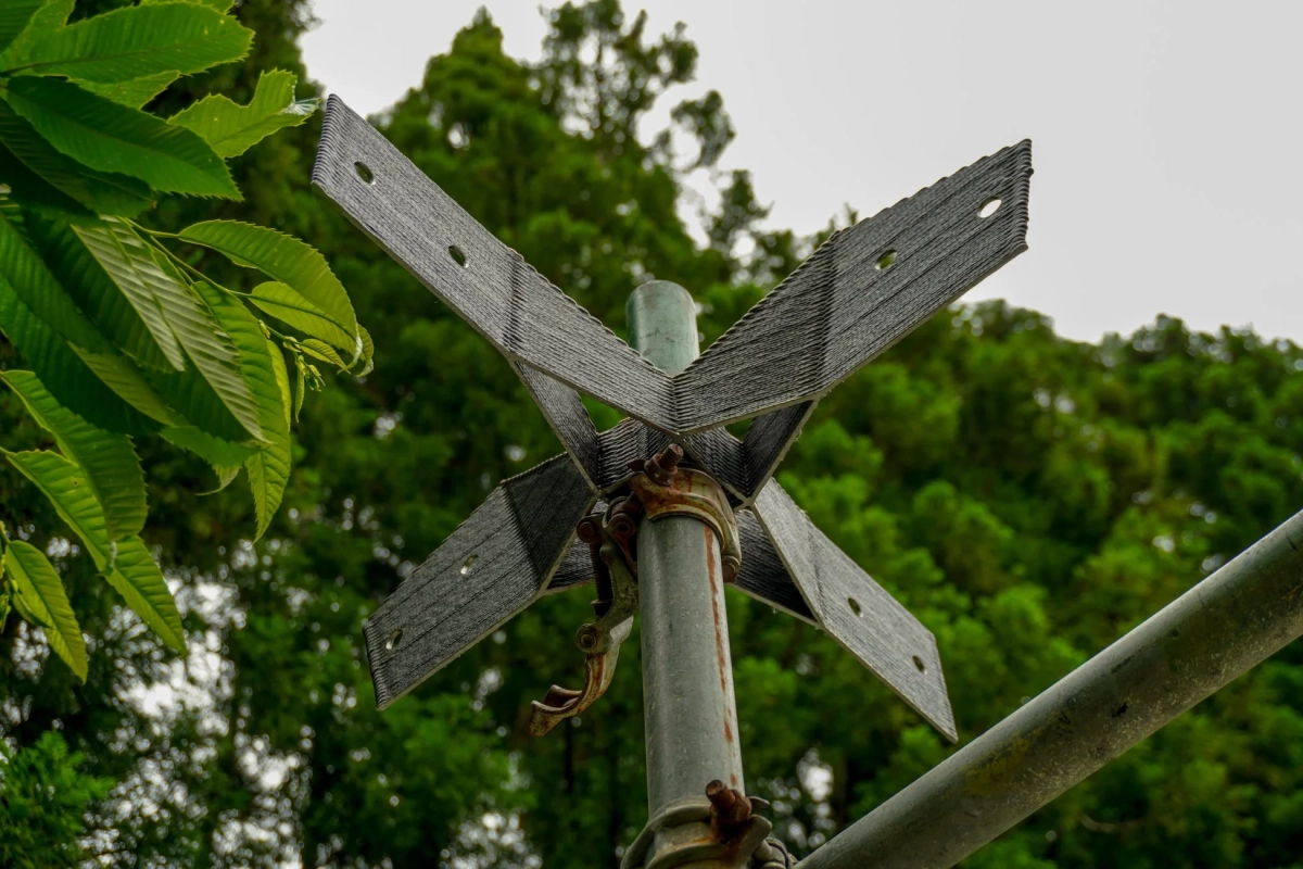 木材を固定する金属製の構造物