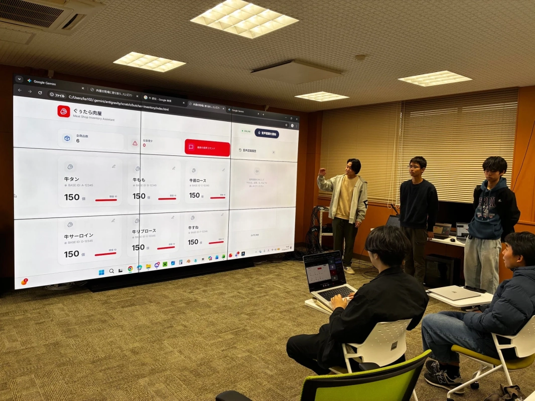 ハッカソンでプレゼンテーションを行う学生