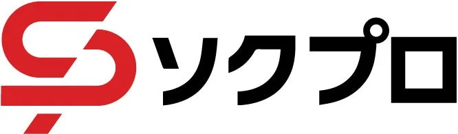 赤色の曲線的な図形と黒色の「ソクプロ」というカタカナ文字が横に並んだロゴマーク