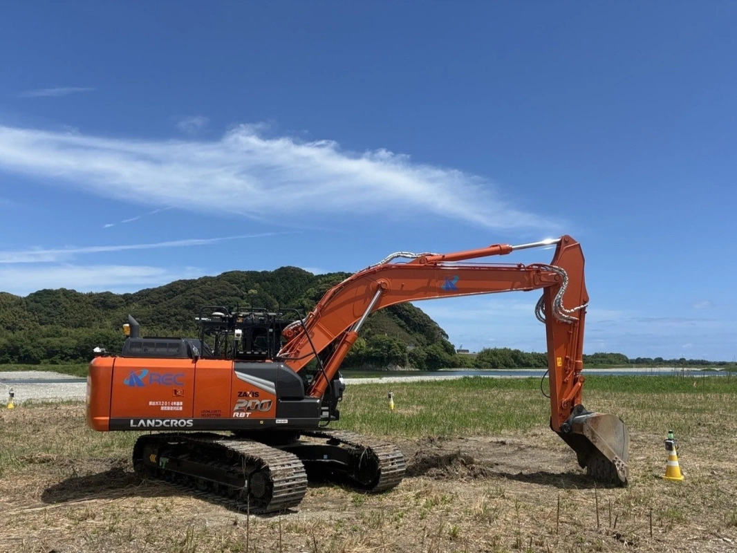 青空の下の油圧ショベル