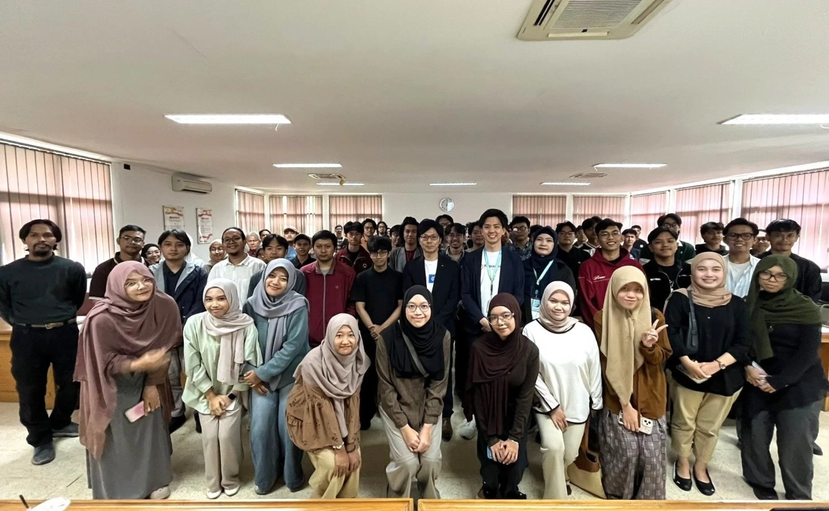 学生と関係者の集合写真