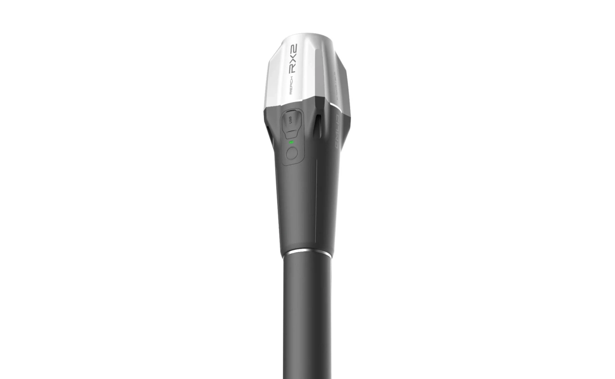 REACH RX2という表記のある、グレーと白を基調としたモダンなデザインの電子機器