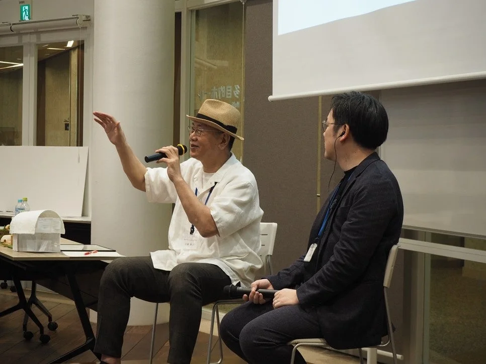 麦わら帽子をかぶった男性がマイクを持って話している様子