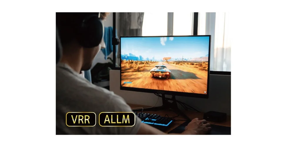 ヘッドホンを装着し、PCモニターでレーシングゲームに熱中している様子