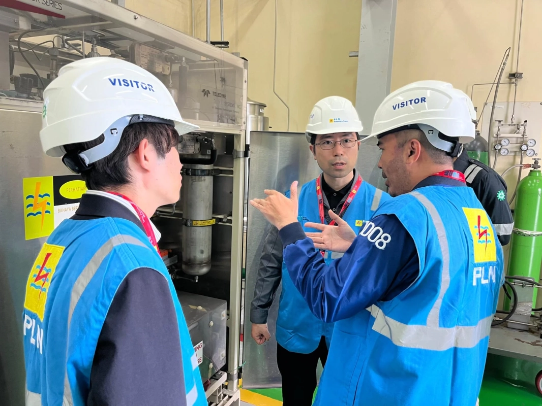 電力会社,作業員,工場,視察,安全ヘルメット,青いベスト,機械,産業,インドネシア,議論,技術者,危険表示