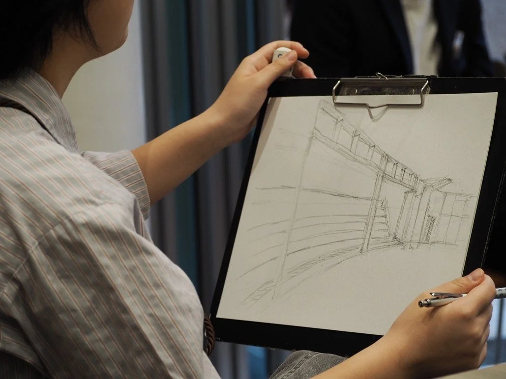 建築物のスケッチを描いている様子