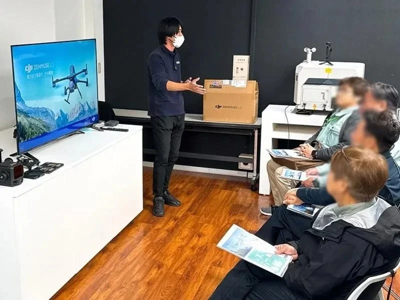ドローン、DJI、ZENMUSE L1、プレゼンテーション、セミナー、研修、測量、屋内、聴衆、講師、技術、製品説明