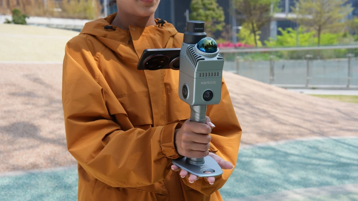 屋外でXGRIDSの3Dスキャナーを操作する人物