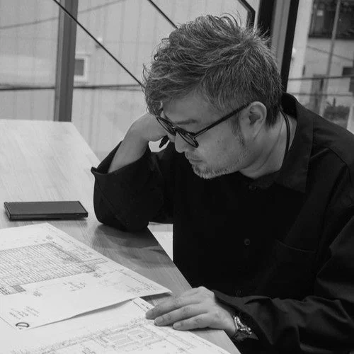 男性が書類を見ているモノクロ画像