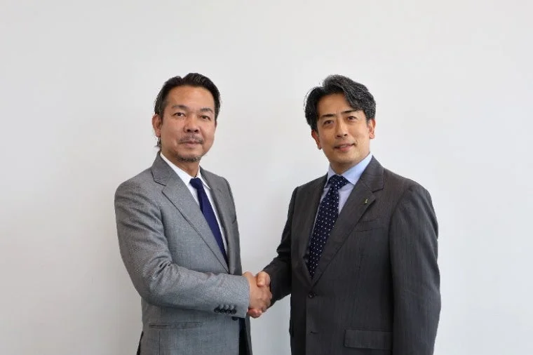 スパイダープラス 伊藤社長とインフォマート 木村社長の握手