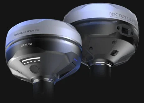 EMLID社の高精度GNSS受信機「REACH RS2」が2台写っています