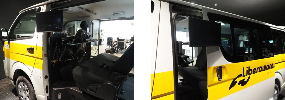 モニターと車内の様子