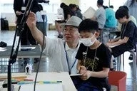 大人の男性が子供に何かを教えている学習風景