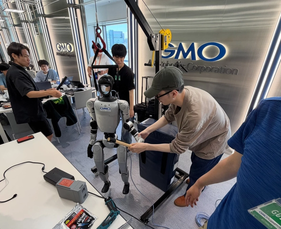 GMOのオフィスで人型ロボットを組み立て・調整するエンジニアたち