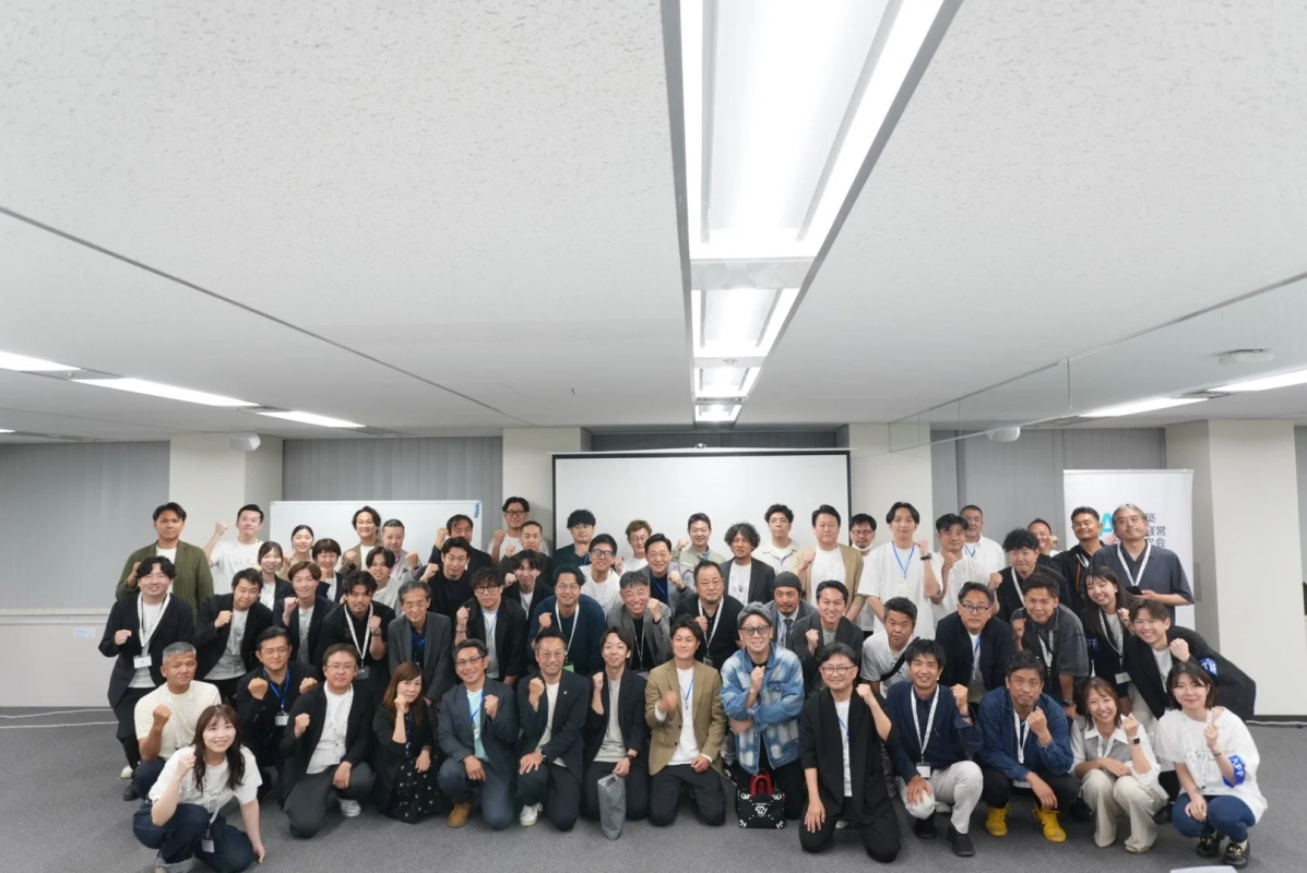 集合写真、グループ、イベント、ビジネス、オフィス、成功、チーム、日本人、男女、室内、笑顔、拳ポーズ、会議室、セミナー