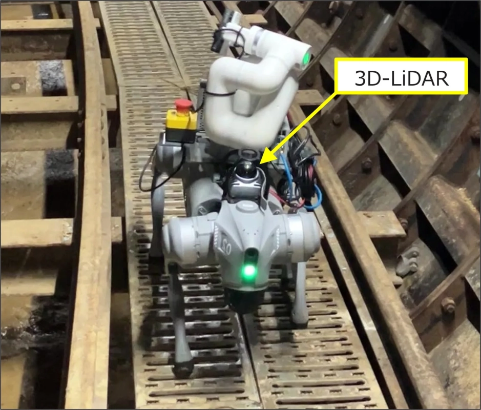 3D-LiDARセンサーを搭載したロボット犬が、金属製のグレーチング床の上を歩いている様子