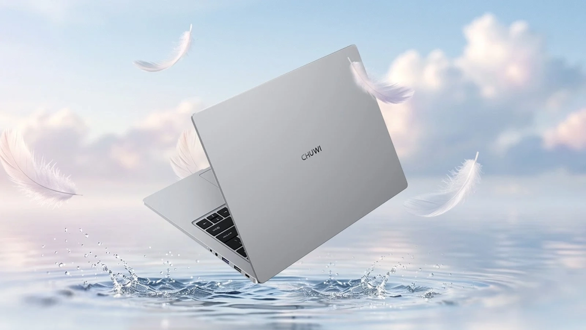 CoreBook Airと羽の画像
