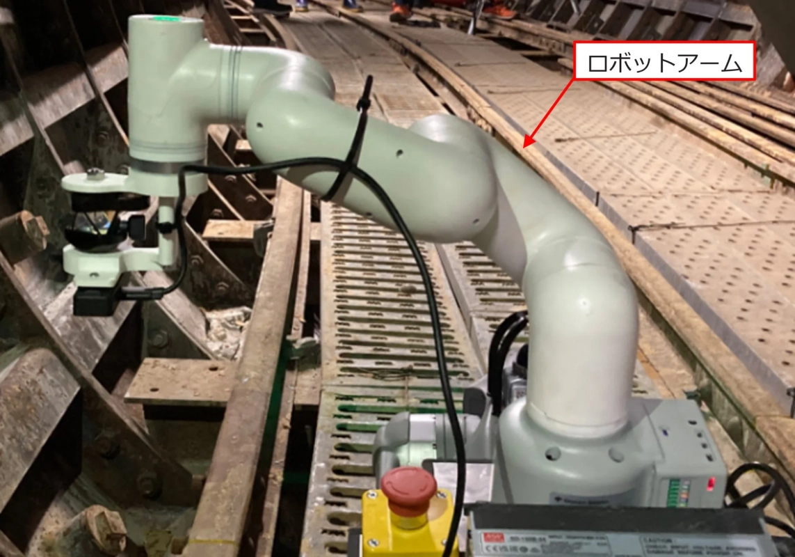 工業現場のような場所で作業中のロボットアーム