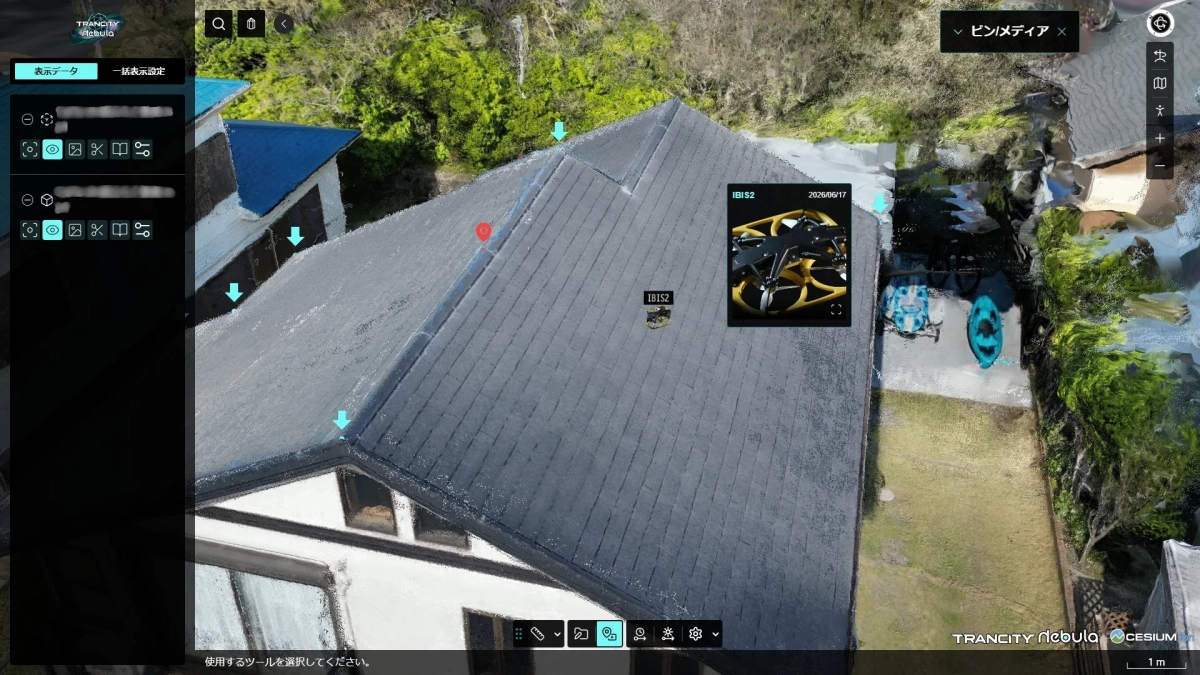 TRANCITY Nebulaプラットフォームで表示された住宅の空撮3Dモデル。屋根にドローンのアイコンと詳細画像が表示されている
