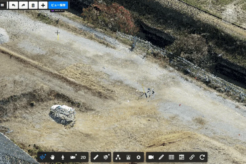 点群データでレンダリングされた、上空から見た未開発の土地または建設現場の俯瞰画像です。画面上部と下部には、地形データを操作するためのツールバーが表示されています。