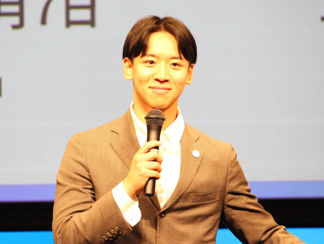 マイクを持って笑顔で話す中尾香達氏