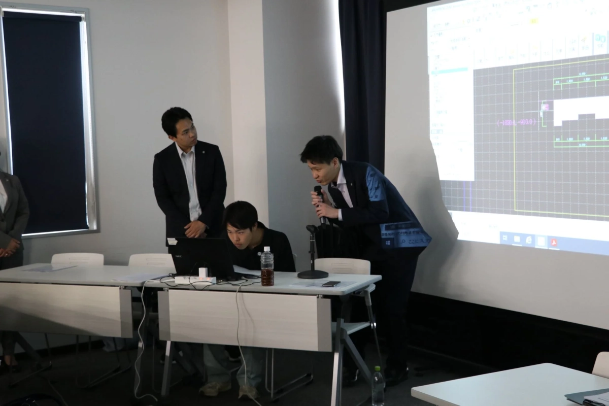会議室でプレゼンテーションが行われている様子