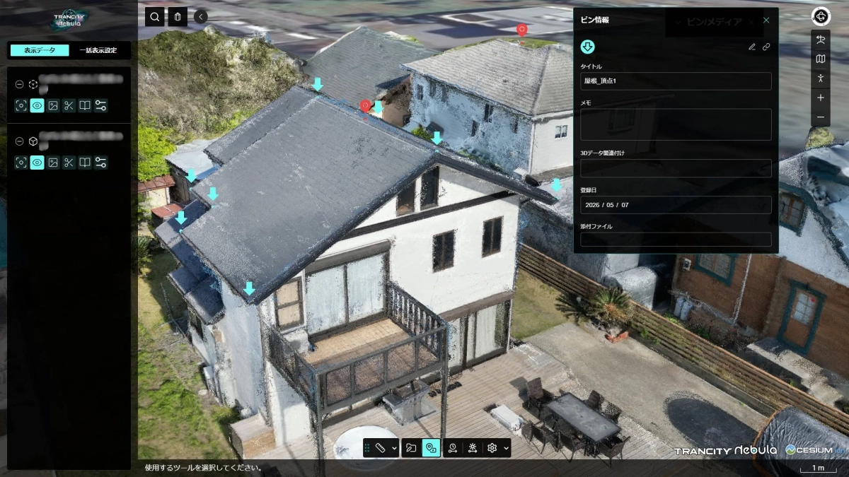 TRANCITY Nebulaプラットフォームで表示された住宅の3Dモデル。屋根に複数のピンが設置され、右側のパネルにはピン情報が表示されている