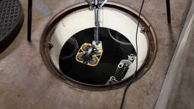 マンホールからドローンを降ろしている様子