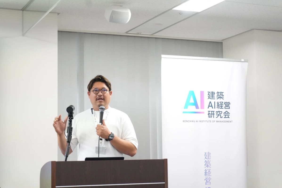 プレゼンテーション、セミナー、講演、登壇者、壇上、会議、ビジネス、AI、建築、経営、研究会、男性