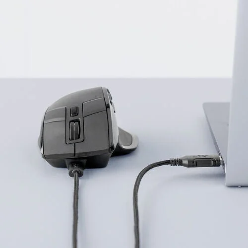 USBケーブルでノートパソコンに接続されたマウス