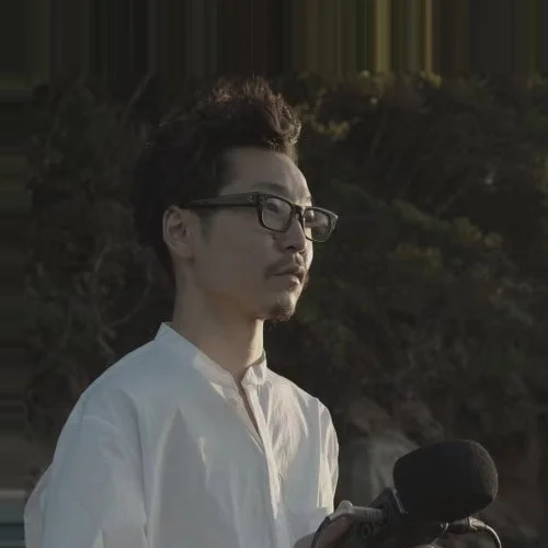 眼鏡をかけたアジア系の男性