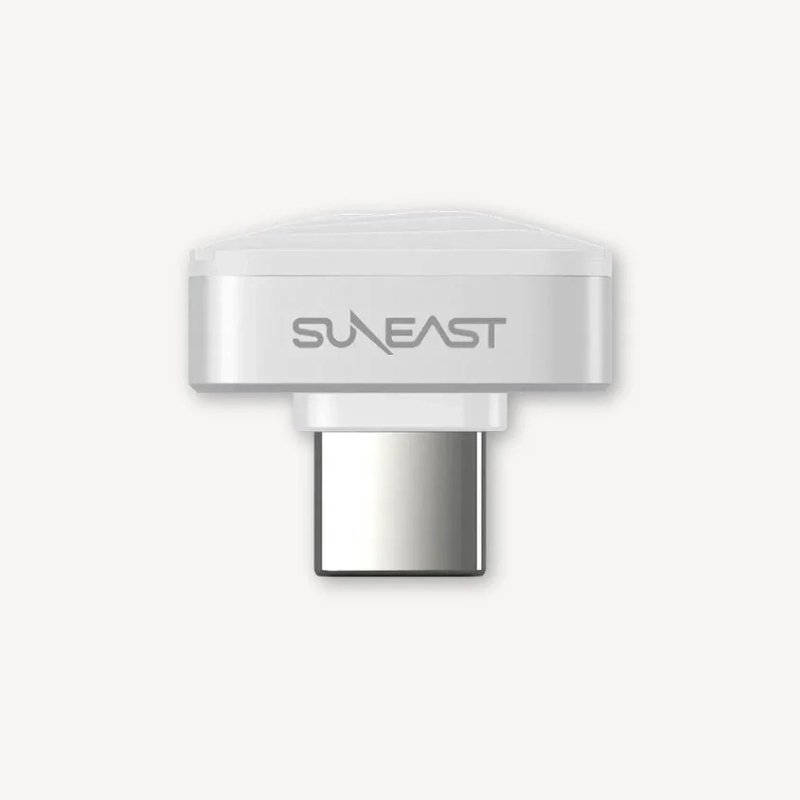 SUNEASTのロゴが刻印された白いUSB-Cアダプター