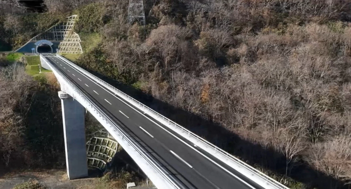 高架の道路とトンネル