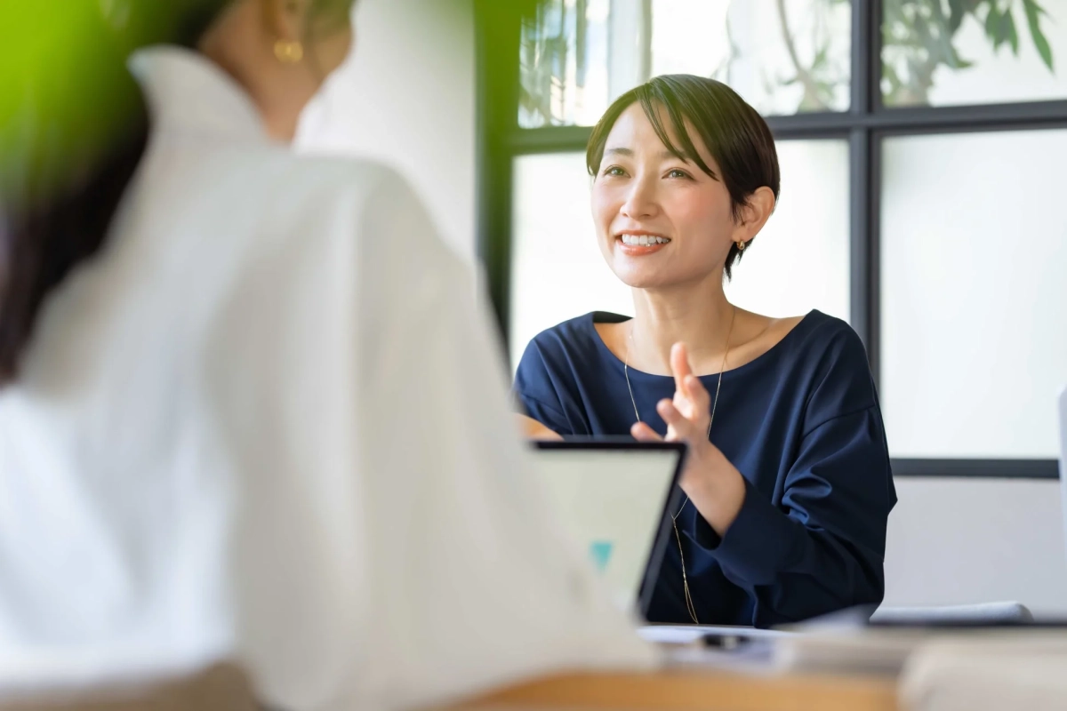 オフィスで会話する女性たち