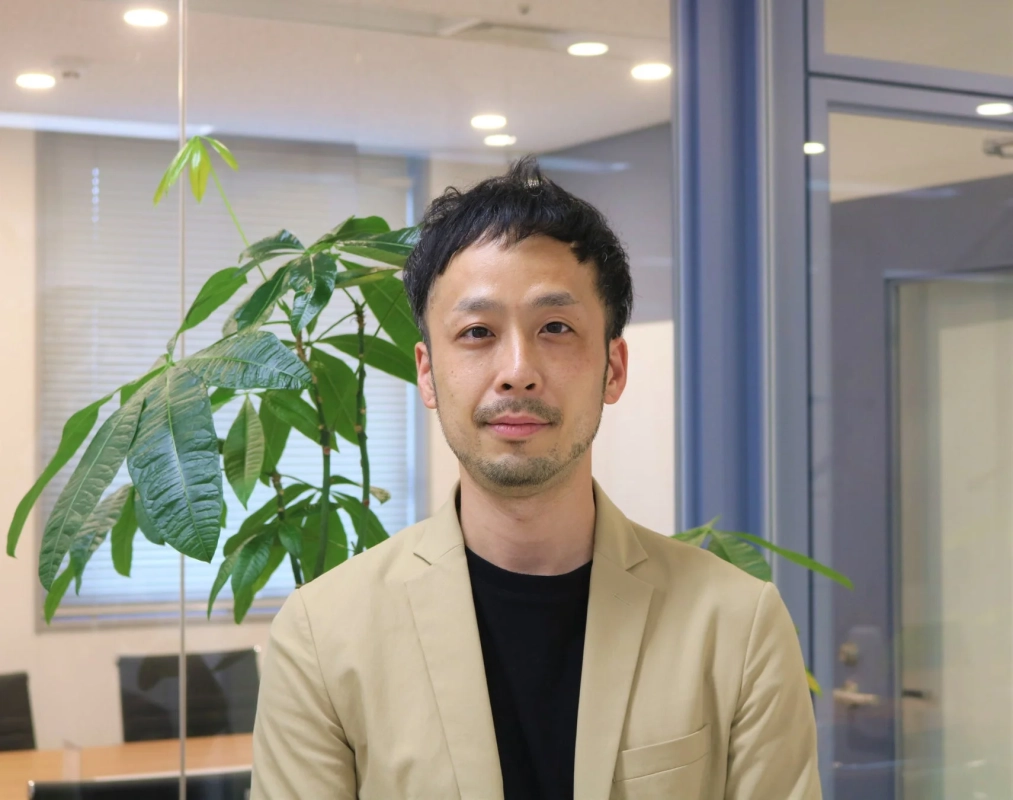 オフィスでカメラを見るAI CROSS 菊川AIエバンジェリスト