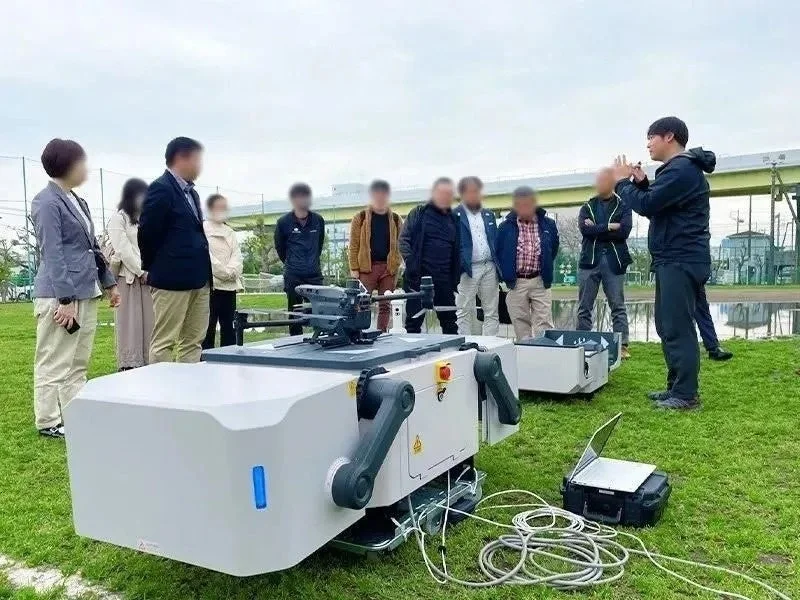 ドローンと機器のデモンストレーション