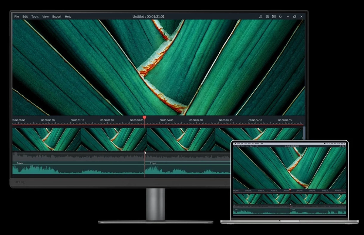 BenQモニターとノートパソコンが並び、両方で動画編集ソフトウェアの画面が表示されている