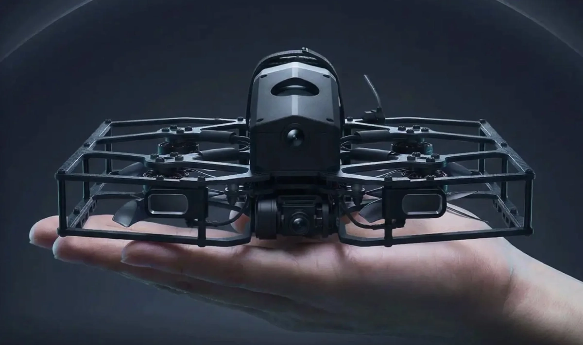 小型の黒いドローン