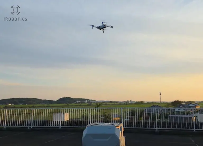 夕暮れの空を飛ぶドローン