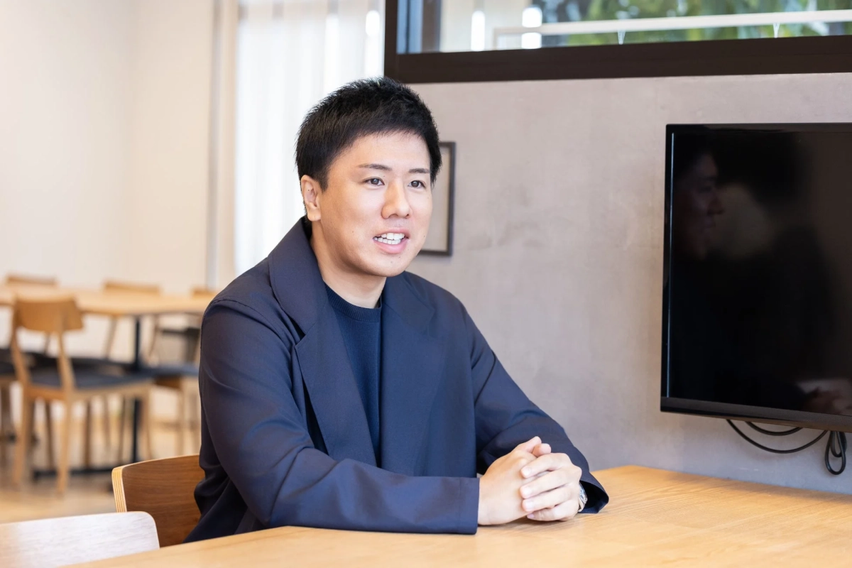 ビジネスミーティングで話す白都卓磨氏