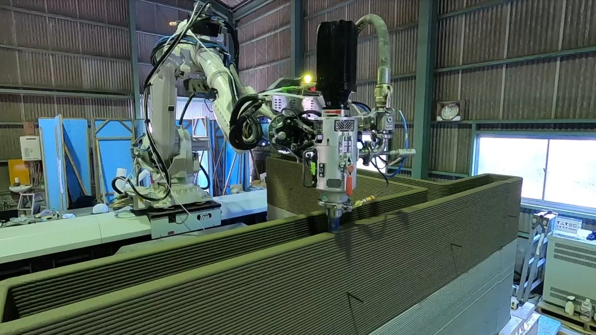 産業用ロボットアームによる3Dプリント建設の様子
