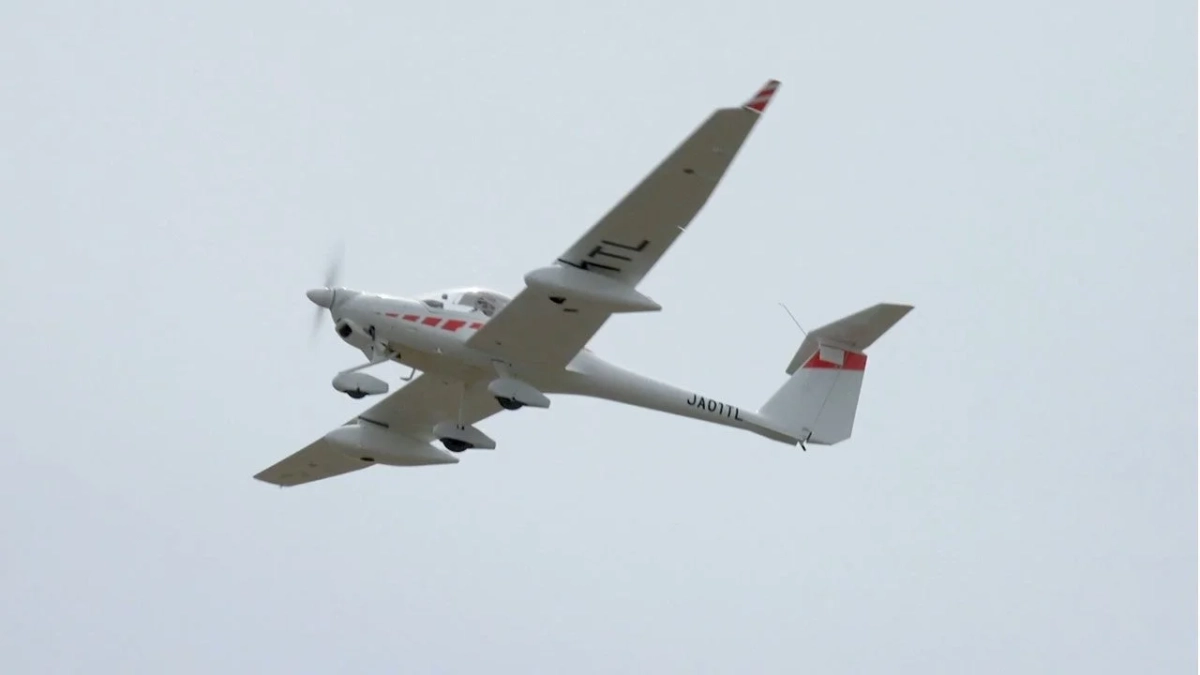 白い小型プロペラ機