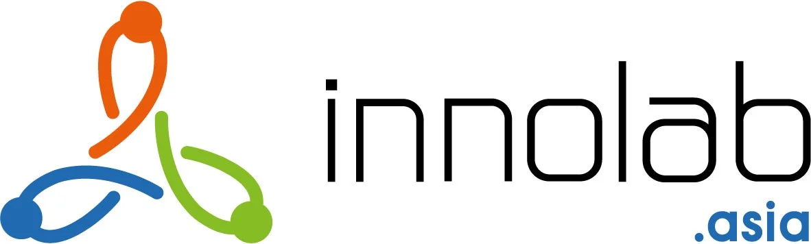 「innolab .asia」という文字と、オレンジ、ブルー、グリーンの3色の人物が手をつないで輪になっているような抽象的なグラフィックが組み合わされたロゴマーク