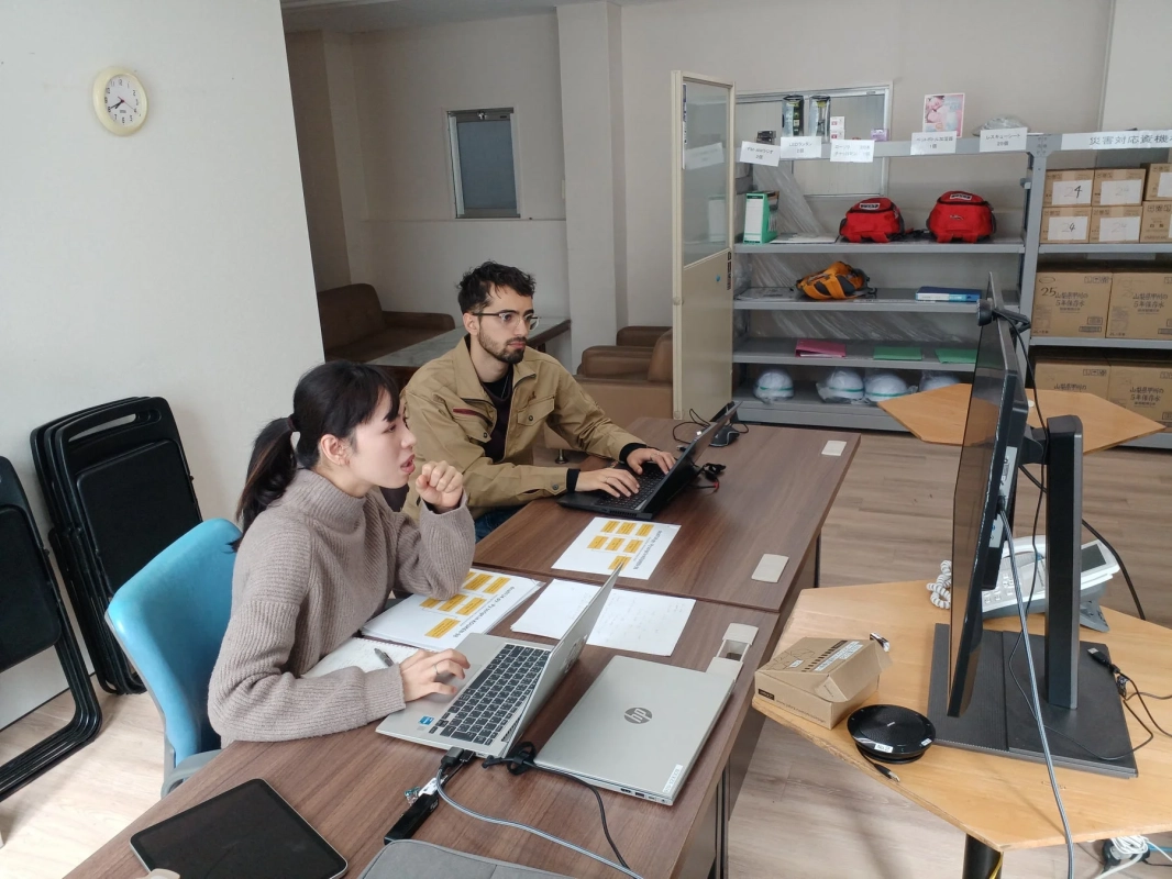 オフィスで作業する人々