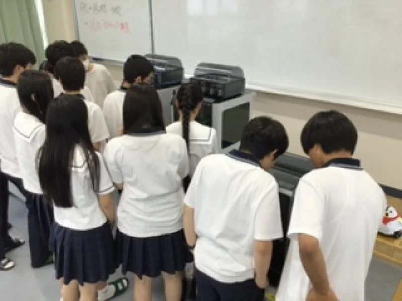生徒がプリンターのような機器を囲む