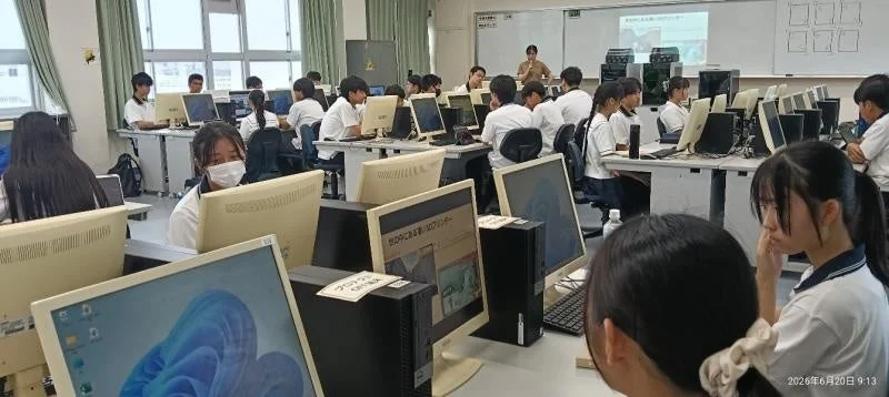教室でPCを操作する生徒