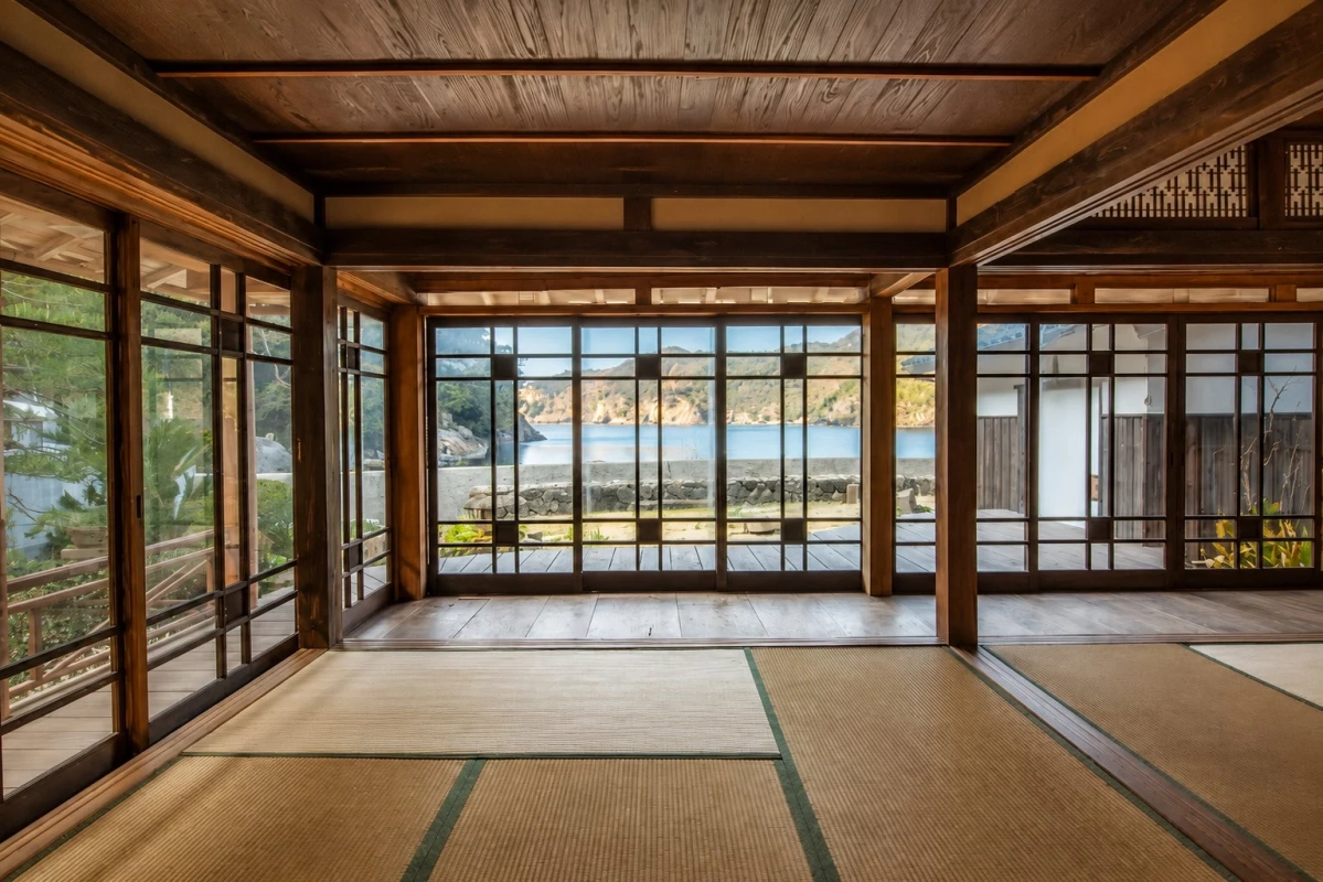 畳の和室から海を望む風景