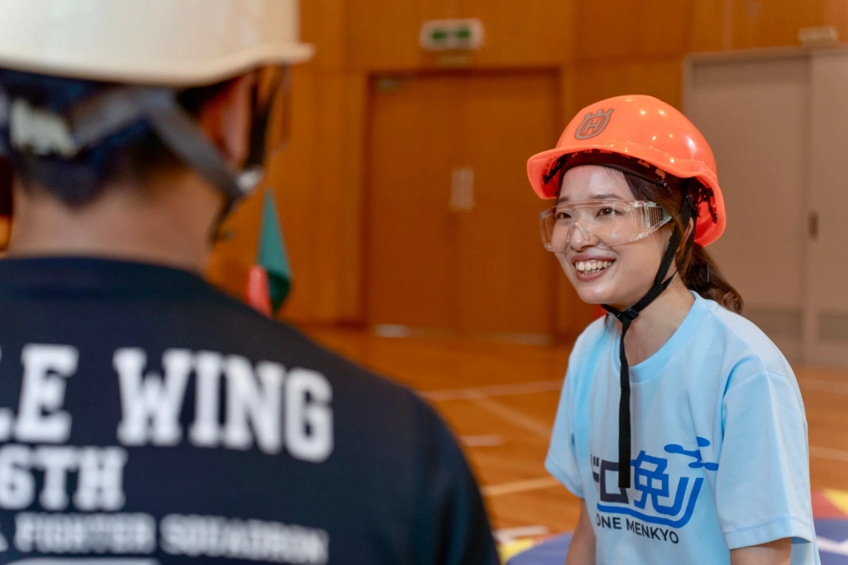ヘルメットを着用し、会話する受講生